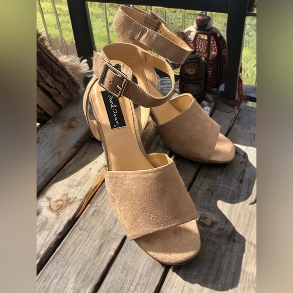 David Aaron Women’s Suede Block heel Open Toe Sandals Beige Size 8.5 - Picture 5 of 9